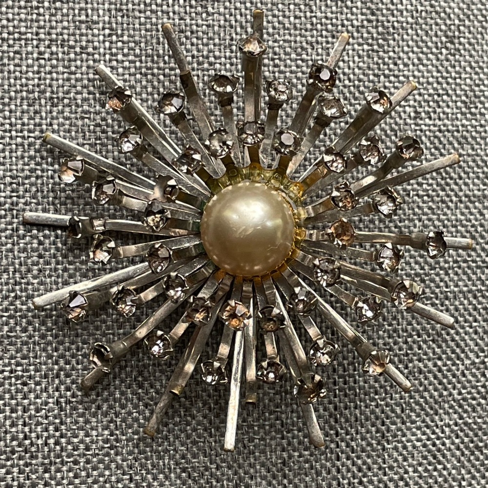 Vintage mid century Starburst Brooch with Central Pearl. 1960’s Metal Brutalist